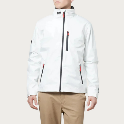 Weiße Helly Hansen Herrenjacke, wasserabweisend, mit Reißverschlusstaschen und Logo, getragen von einer Person in beigen Hosen.