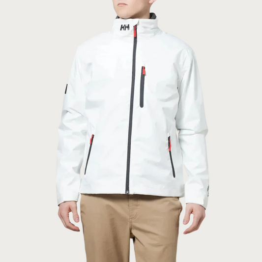 Weiße Helly Hansen Herrenjacke, wasserabweisend, mit Reißverschlusstaschen und Logo, getragen von einer Person in beigen Hosen.