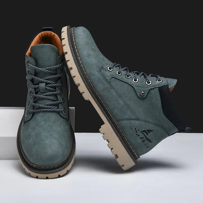 Graue Herren-Wanderschuhe mit robusten Sohlen, Schnürsenkeln und seitlichem Logo. Ideal für Outdoor-Aktivitäten und Trekking.