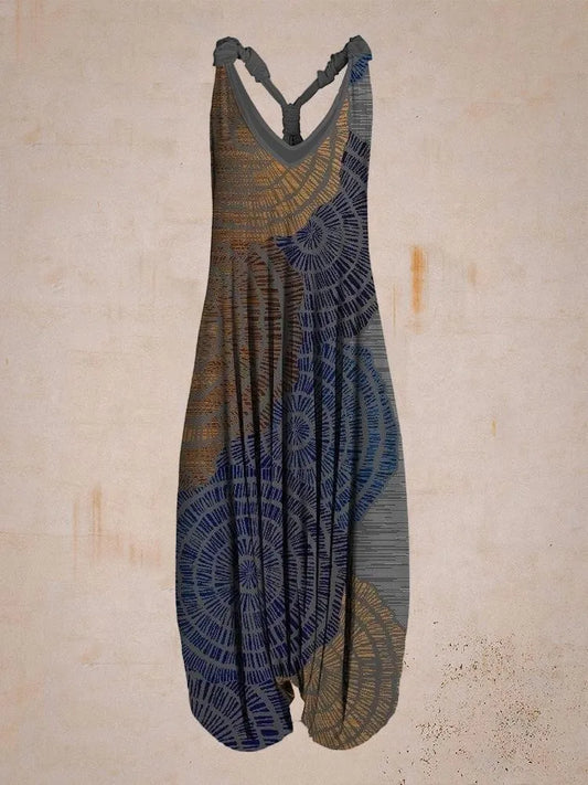 Weites Damenkleid mit geometrischem Muster in Blau und Braun auf beigem Hintergrund. Sommermode, Boho-Stil, ärmelloses Design.