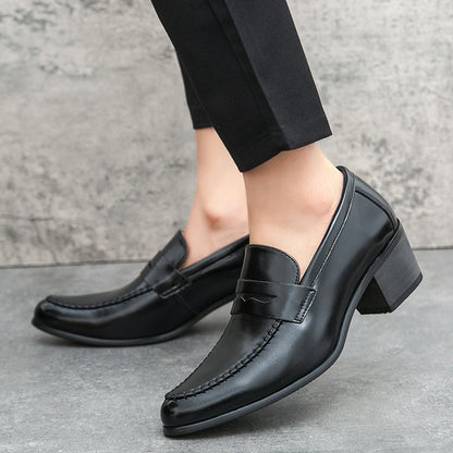 Schwarze Damen-Loafer mit Absatz, elegantes Design, getragen zu schwarzer Hose, ideal für Business- und Freizeitoutfits, stilvolle Damenschuhe.