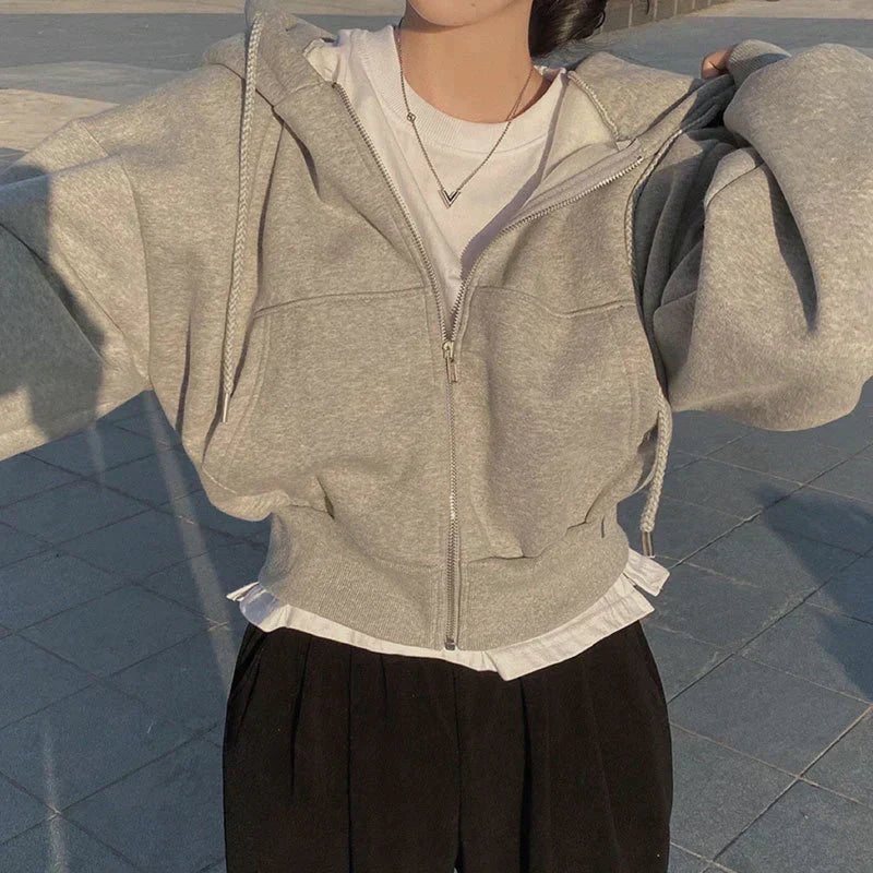 Damen-Sweatjacke in einer seitlichen Ansicht