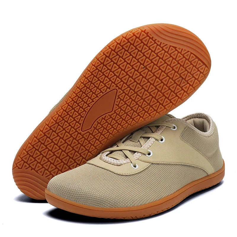 Beige Barfußschuhe mit rutschfester Sohle, atmungsaktivem Mesh-Obermaterial und Schnürsenkeln. Ideal für minimalistisches Laufen und Outdoor-Aktivitäten.