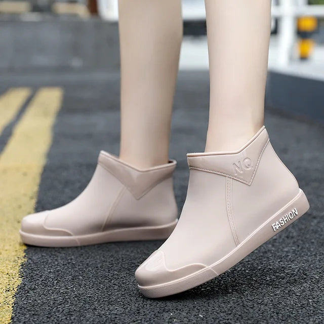 Kurze Regenstiefel aus Gummi für Damen in der Vorderansicht
