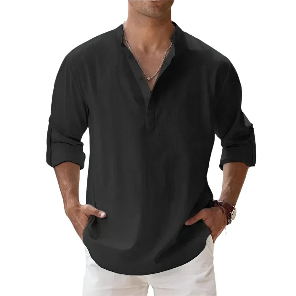 Schwarzes Herrenhemd mit V-Ausschnitt und hochgekrempelten Ärmeln, lässiger Stil, ideal für Freizeitmode, kombiniert mit weißen Hosen.