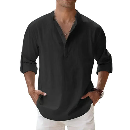 Schwarzes Herrenhemd mit V-Ausschnitt und hochgekrempelten Ärmeln, lässiger Stil, ideal für Freizeitmode, kombiniert mit weißen Hosen.
