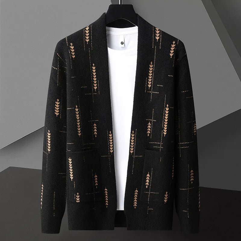 Schwarzer Cardigan mit braunem Blattmuster, hängend auf einem Kleiderbügel, vor grauem Hintergrund. Modischer Herrenstrickjacke, elegant und stilvoll.