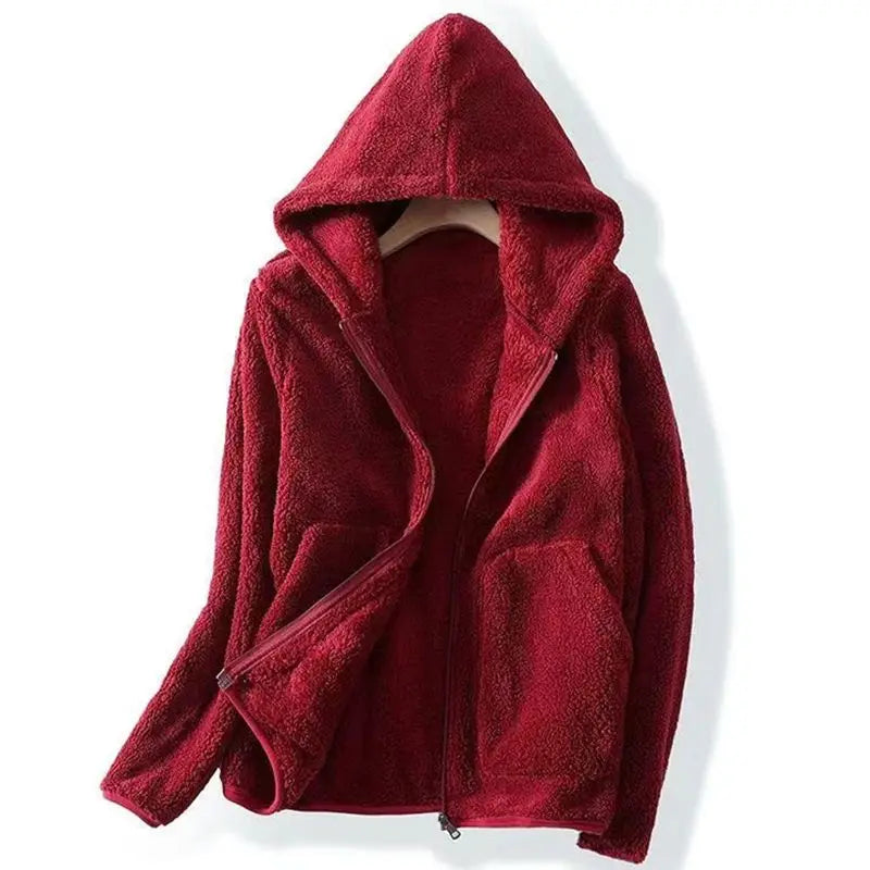 Rote Fleecejacke mit Kapuze, Reißverschluss und Taschen, ideal für Herbst und Winter. Bequeme, warme Damenbekleidung.