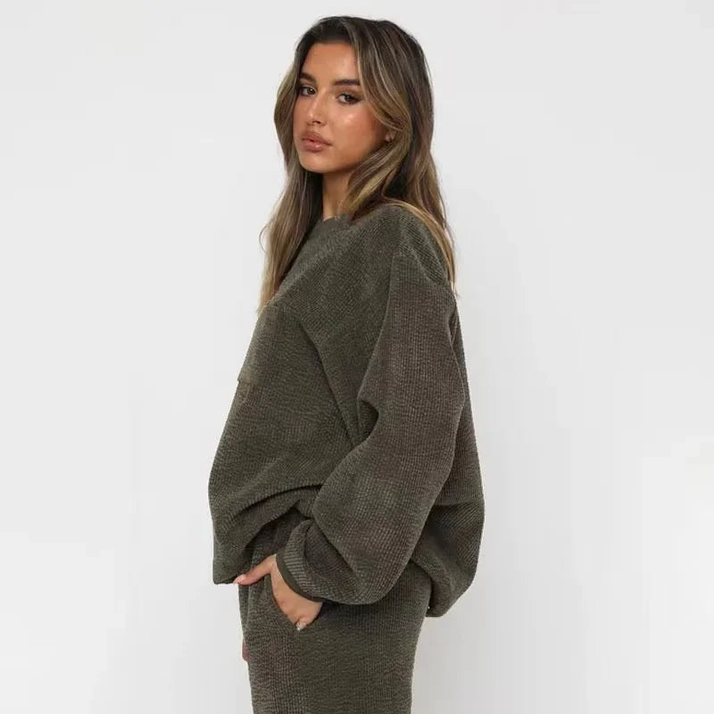 Women's Corduroy Sweatset with Loose-Fitting Sweatshirt and Jogging Pants with Cuffs