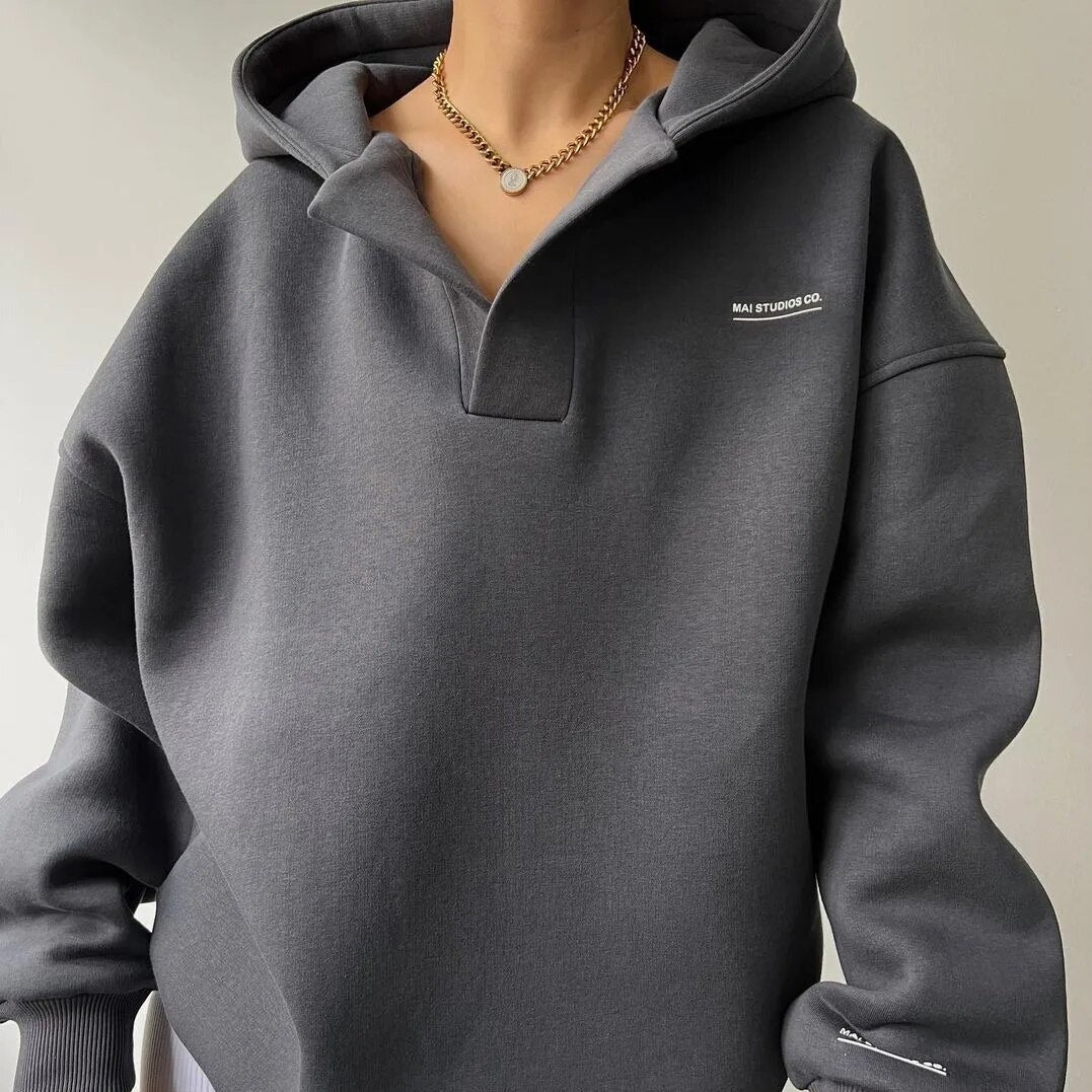 Grauer Oversize-Hoodie mit Kette, minimalistisches Design, lässige Mode, Streetwear-Trend, bequeme Freizeitkleidung für Damen.