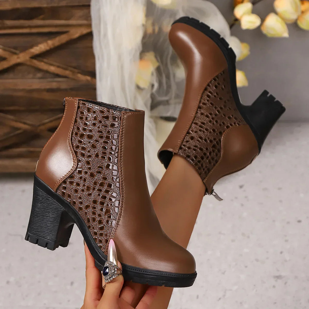 Damen Stiefeletten Mit Laserperforation Und Blockabsatz
