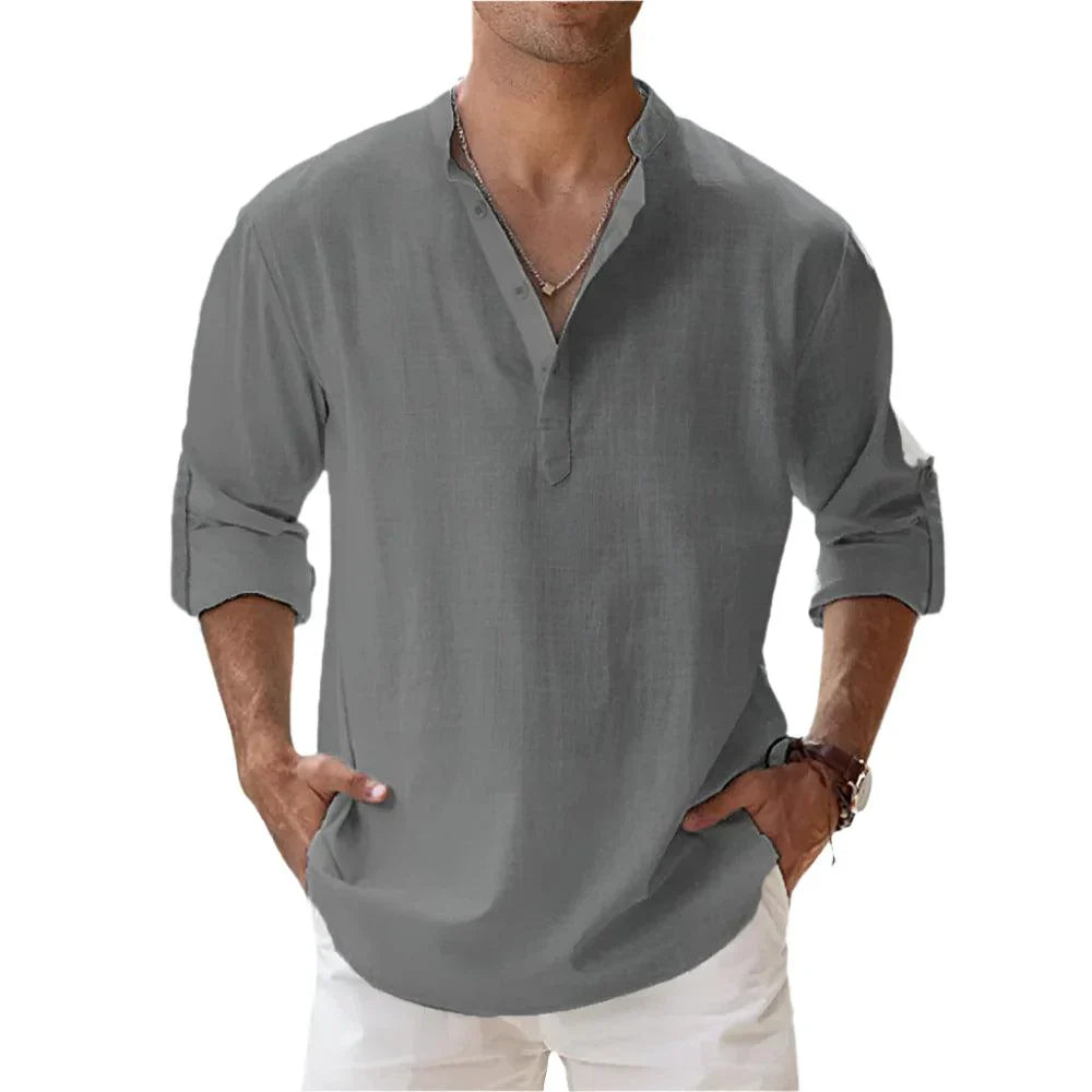 Graues Herrenhemd mit V-Ausschnitt und langen Ärmeln, lässig und modern, ideal für Freizeitmode. Perfekt kombiniert mit weißer Hose.
