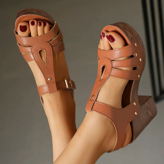 Damen-Sommersandalen Mit Plateau, Blockabsatz, Cut-Out Und Verstellbarem Knöchelriemen