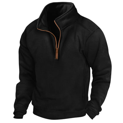 Schwarzer Fleece-Pullover mit Reißverschluss, Stehkragen und langen Ärmeln. Bequeme Herrenmode, ideal für Herbst und Winter.