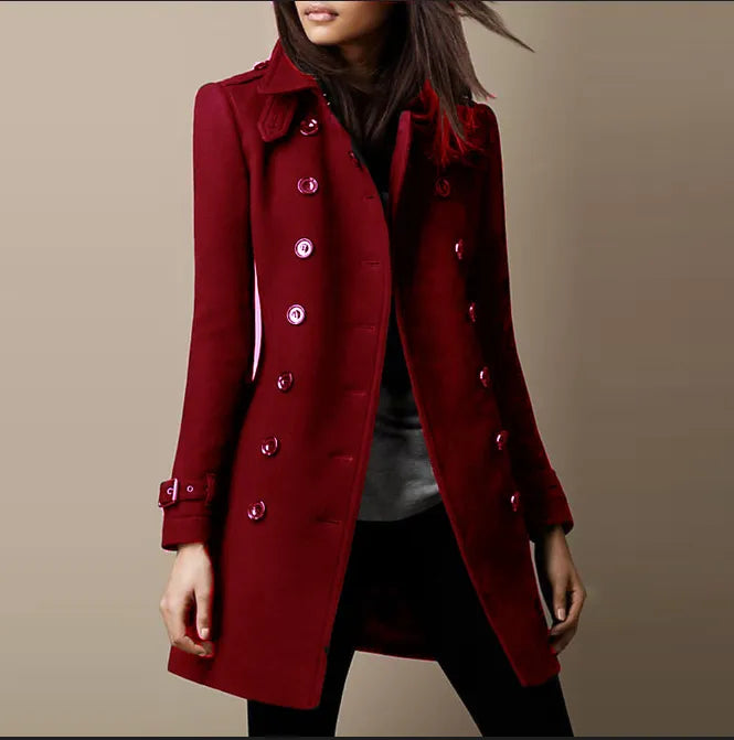 Frau trägt eleganten roten Mantel mit doppelter Knopfleiste, modisch und stilvoll, Herbst-Winter-Mode, Damenbekleidung, trendiger Look.