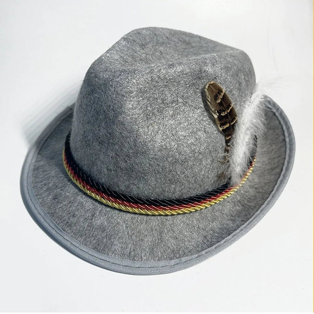 Grauer Filzhut mit Feder, traditioneller Trachtenhut, Oktoberfest-Accessoire, bayerischer Stil, mit schwarz-rot-goldenem Band.