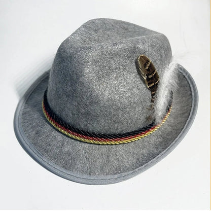 Grauer Filzhut mit Feder, traditioneller Trachtenhut, Oktoberfest-Accessoire, bayerischer Stil, mit schwarz-rot-goldenem Band.