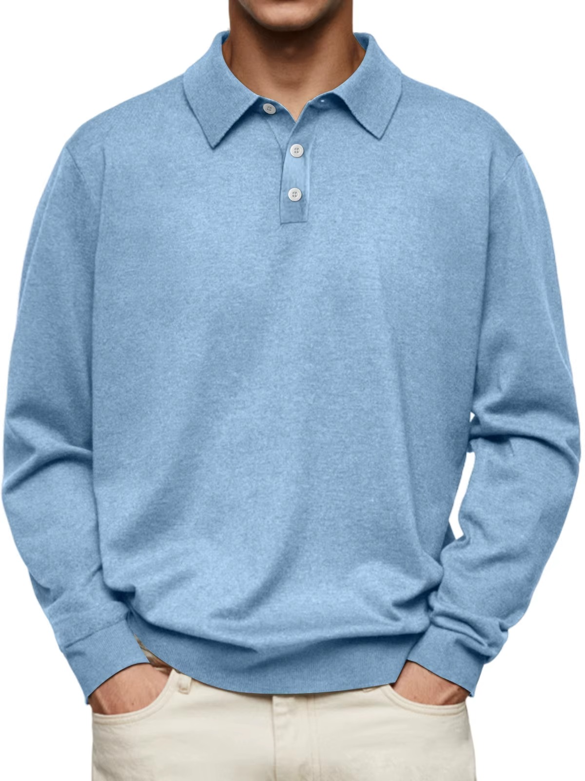 Mann trägt hellblauen Pullover mit Kragen und Knopfleiste, kombiniert mit beigen Hosen. Modischer Herrenpullover, Freizeitkleidung, stilvoll.
