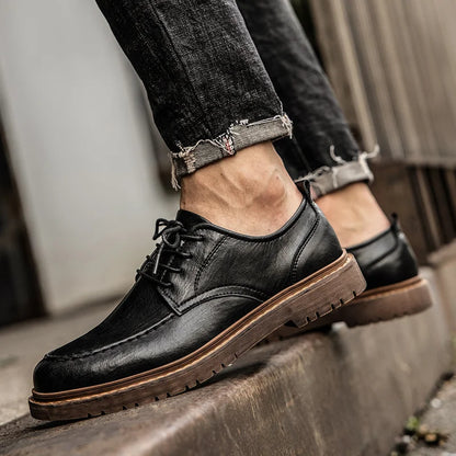 Schwarze Lederschuhe für Herren, kombiniert mit dunklen Jeans. Elegante, robuste Schnürschuhe auf Gehweg. Ideal für stilvolle Freizeitmode.