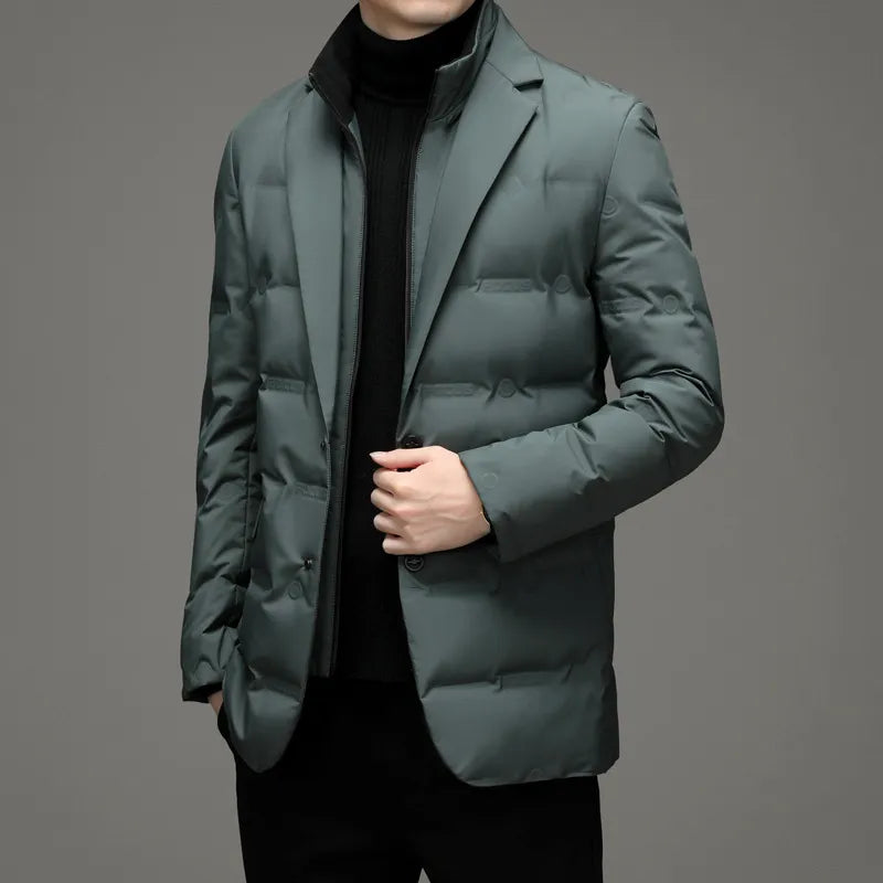 Mann in stilvollem, grünem Daunenblazer und schwarzem Rollkragenpullover. Elegante Wintermode, Herrenjacke, modischer Look.