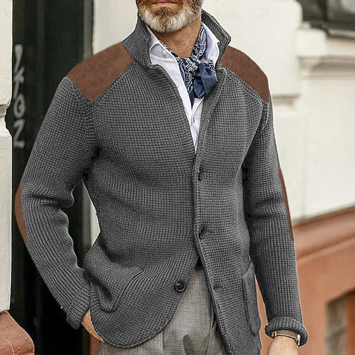 Rückansicht der weichen Strickjacke für Herren