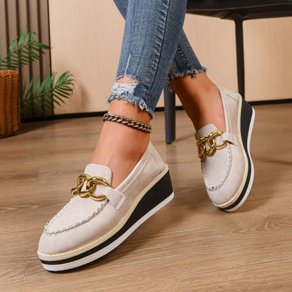 Damen Plateau-Loafer Mit Goldkette Zum Hineinschlüpfen Und Kontrastnähten