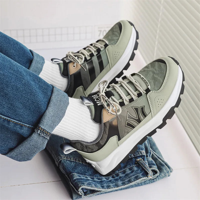 Men's sneakers with padded insole and durable outsole