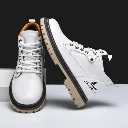 Weiße Herren-Wanderschuhe mit robusten Sohlen, schwarzem Fersenbereich und Schnürsenkeln, ideal für Outdoor-Aktivitäten und Trekking.