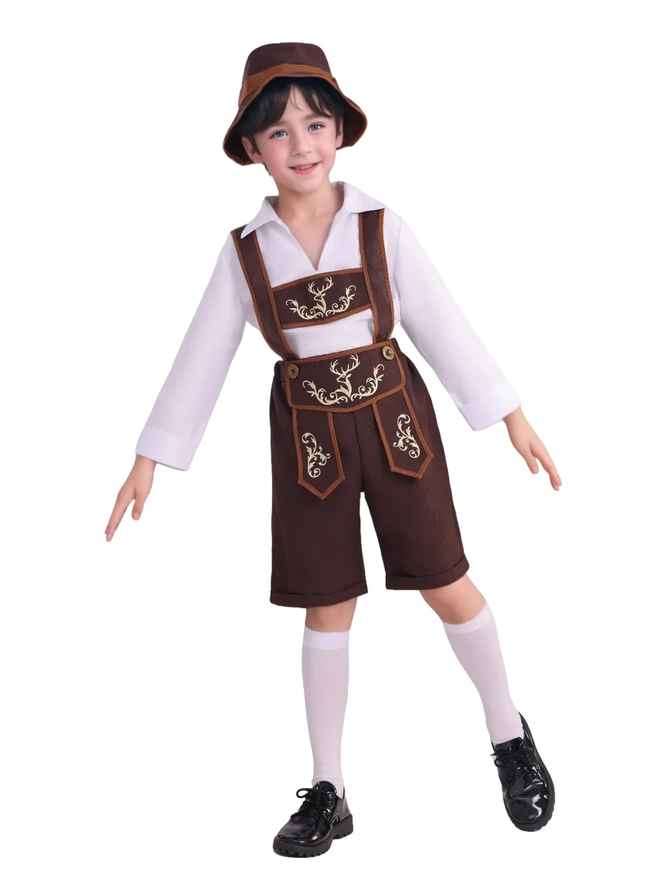 Junge in traditioneller bayerischer Tracht mit Lederhose, weißem Hemd und Hut, lächelt. Oktoberfest Kinderkostüm, deutsche Kultur, Trachtenmode.