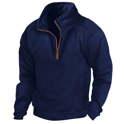 Dunkelblauer Fleece-Pullover mit halbem Reißverschluss, Stehkragen und Seitentaschen. Bequeme Herrenmode, ideal für kaltes Wetter.