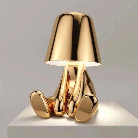 Goldene Tischlampe in Form eines sitzenden Bären, modernes Design, glänzende Oberfläche, stilvolle Beleuchtung, Dekoration für Wohnzimmer oder Büro.