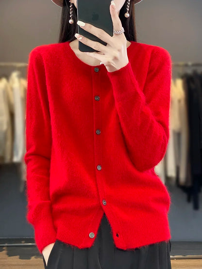 Frau in rotem Strickcardigan, hält Smartphone, modische Kleidung, eleganter Look, Herbstmode, Damenmode, stilvoller roter Pullover, Shopping.