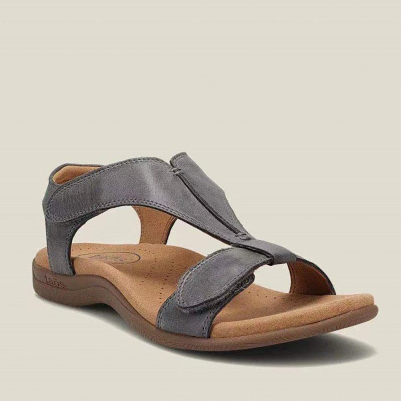 Graue Damen-Sandale mit Klettverschluss, ergonomischem Fußbett und rutschfester Sohle. Bequeme Sommerschuhe für Freizeit und Alltag.