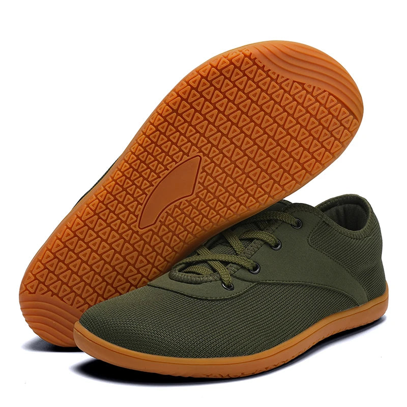 Grüne Barfußschuhe mit orangefarbener Sohle, atmungsaktivem Mesh-Obermaterial und rutschfestem Profil. Ideal für minimalistisches Laufen.