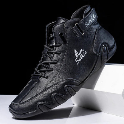 Schwarzer Herren-Sneaker mit hohem Schaft, Lederoptik und markantem Sohlenprofil. Modischer Sportschuh, ideal für Freizeit und Sport.