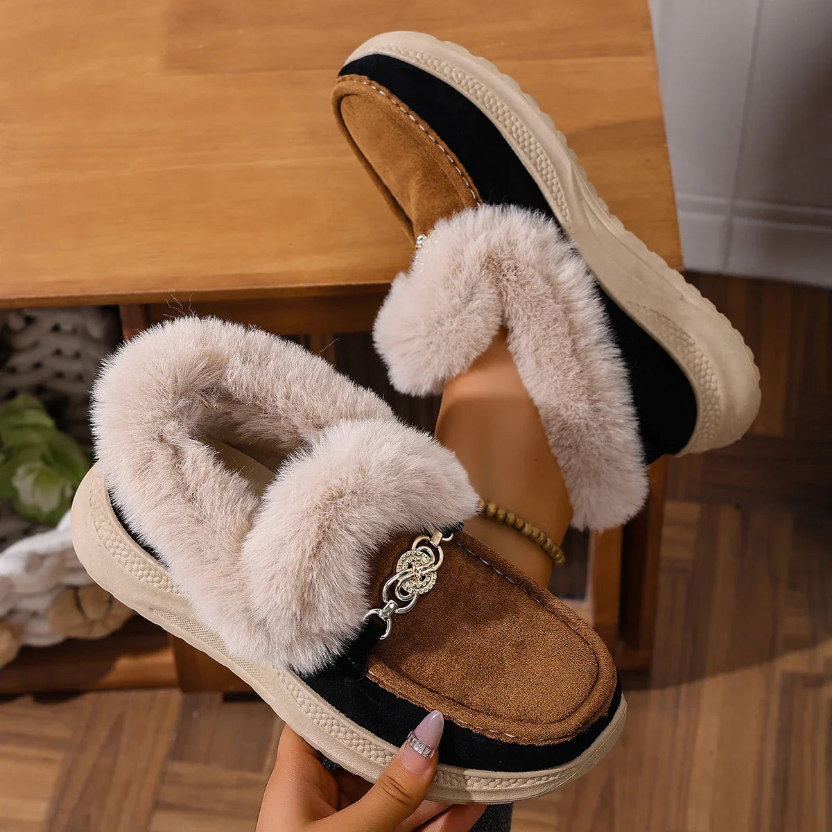 Damen Loafer Veganes Wildleder Orthopädische Plateausohle Kunstfellkragen mit Kettendetail