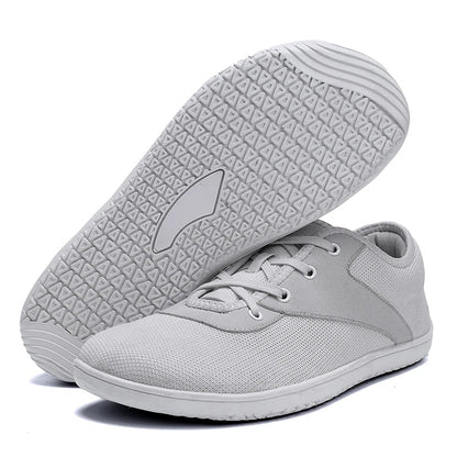 Graue Barfußschuhe mit rutschfester Sohle, minimalistisches Design, ideal für natürliche Fußbewegung und Komfort beim Gehen oder Laufen.