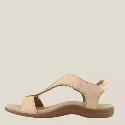 Beige Damen-Sandale mit flachem Absatz, offenem Zehenbereich und verstellbarem Riemen. Komfortable Sommerschuhe für Freizeit und Alltag.