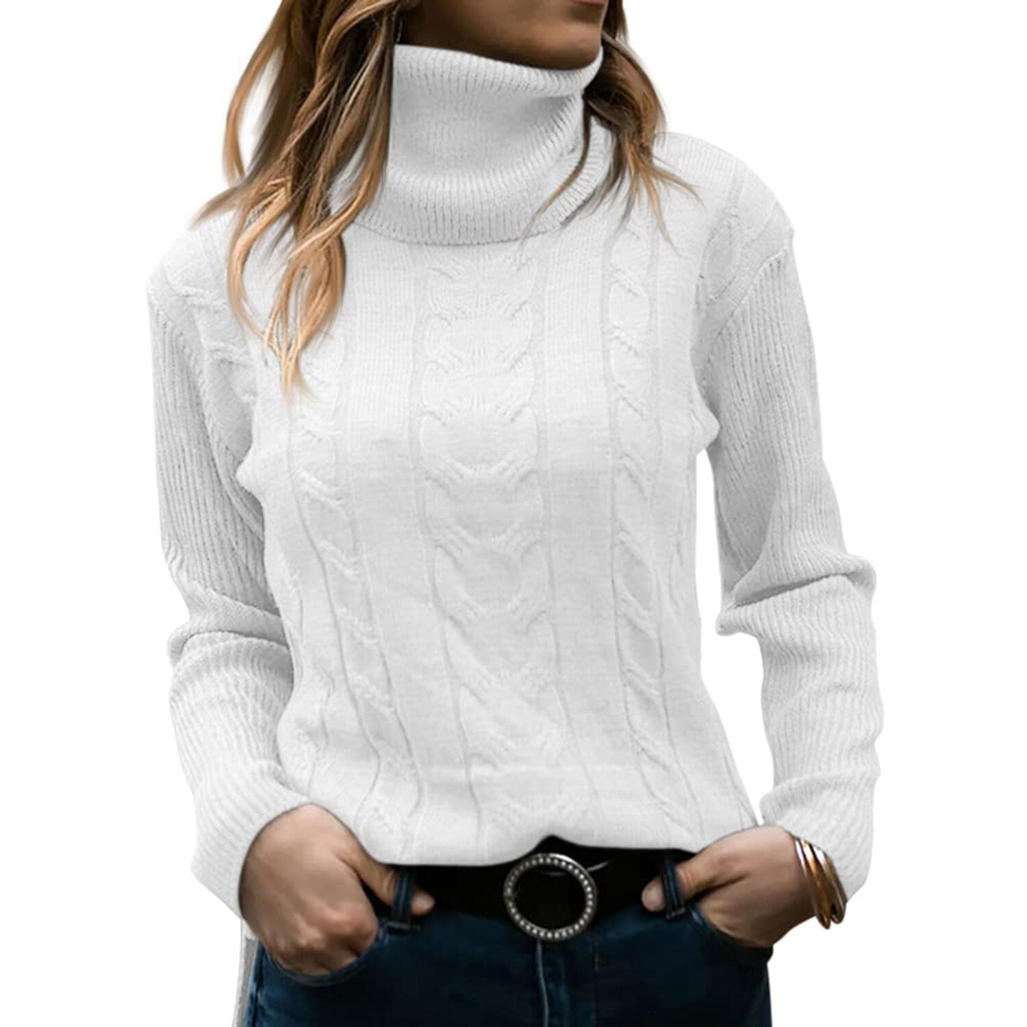 Weiße Damen-Strickpullover mit Rollkragen, Zopfmuster und langen Ärmeln. Modischer Winterlook, ideal für kalte Tage. Eleganter, bequemer Stil.