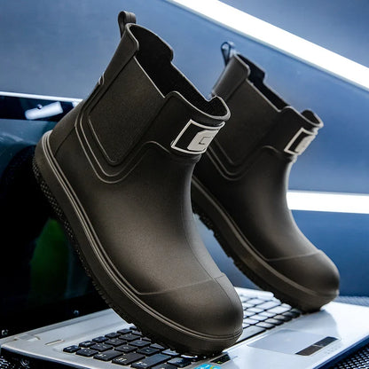 Kurze PVC-Regenstiefel für Herren in der Vorderansicht