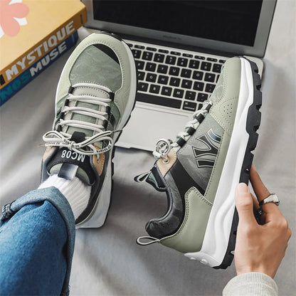 Men's sneakers with padded insole and durable outsole