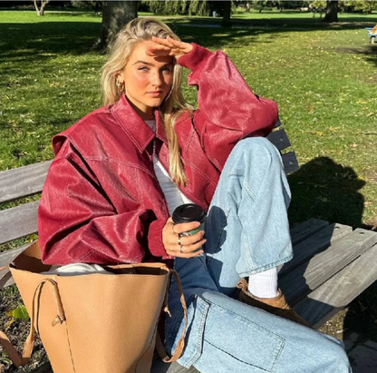 Rote Damen-Lederjacke im Oversize-Schnitt von vorne