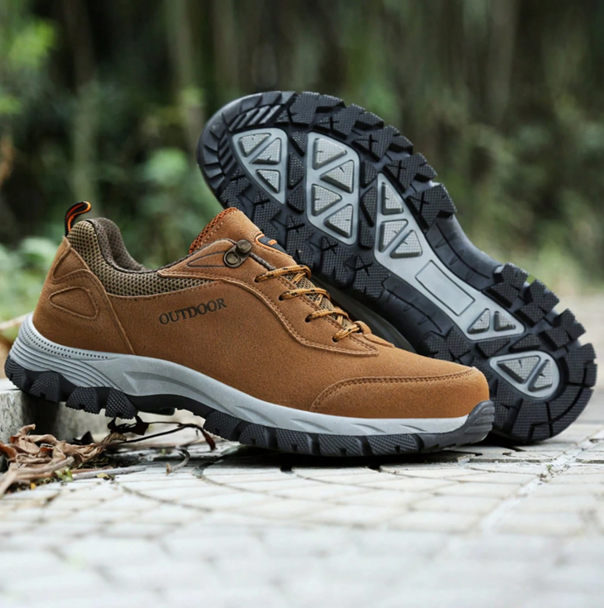 Braune Outdoor-Wanderschuhe mit rutschfester Sohle auf gepflastertem Weg im Wald. Ideal für Trekking und Abenteuer. Robuste, langlebige Materialien.
