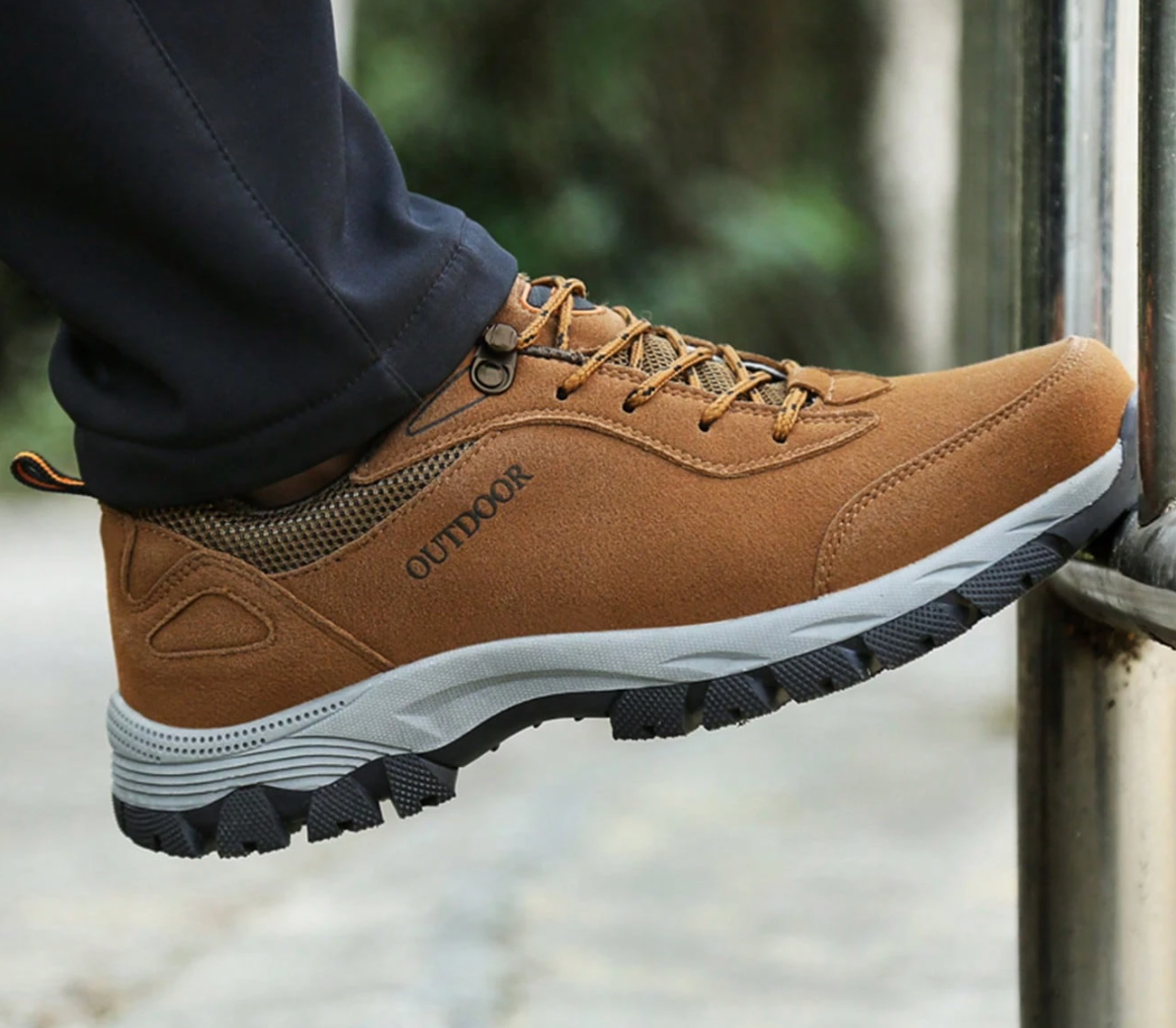 Brauner Outdoor-Wanderschuh mit rutschfester Sohle, ideal für Trekking und Wandern. Bequeme Passform, robustes Design, Herrenmode.