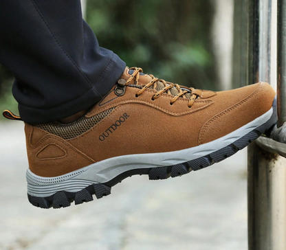 Brauner Outdoor-Wanderschuh mit rutschfester Sohle, ideal für Trekking und Wandern. Bequeme Passform, robustes Design, Herrenmode.