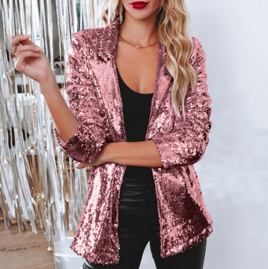 Frau in rosa Paillettenblazer, schwarzem Top und Lederhose. Glänzende Mode, eleganter Stil, Party-Outfit. Perfekt für festliche Anlässe.