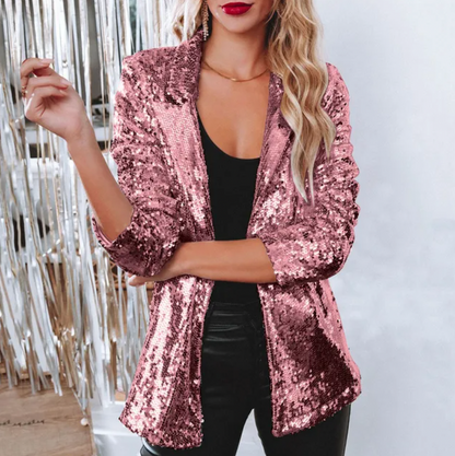 Frau in rosa Paillettenblazer, schwarzem Top und Lederhose. Glänzende Mode, eleganter Stil, Party-Outfit. Perfekt für festliche Anlässe.