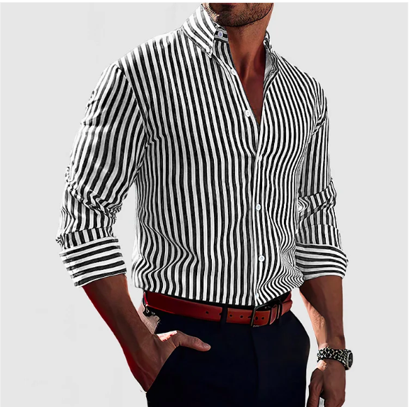 Mann in gestreiftem Hemd, schwarzer Hose und braunem Gürtel. Elegante Herrenmode, stilvolles Outfit, modisches Design.