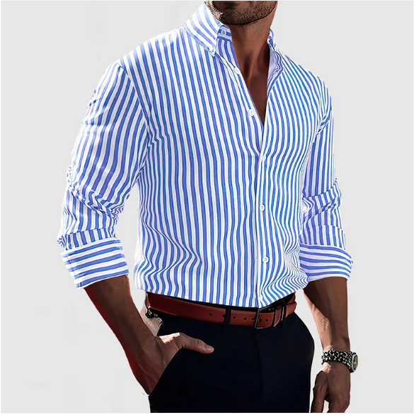 Herrenhemd mit blauen und weißen Streifen, langärmlig, kombiniert mit braunem Gürtel und schwarzer Hose. Elegante Mode für Männer.