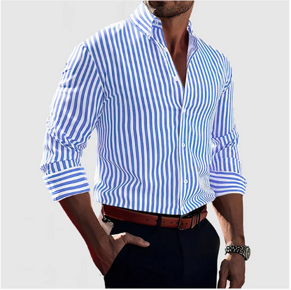 Herrenhemd mit blauen und weißen Streifen, langärmlig, kombiniert mit braunem Gürtel und schwarzer Hose. Elegante Mode für Männer.